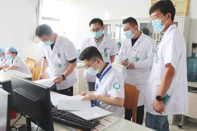 以南通市第三人民医院院长韩旭东为组长的一行10人专家组对海安市李堡