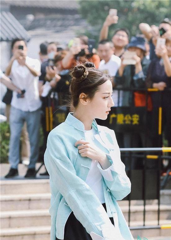 迪丽热巴扬州路透上线,双丸子头造型超级可爱_少女_爱丽丝_极限挑战