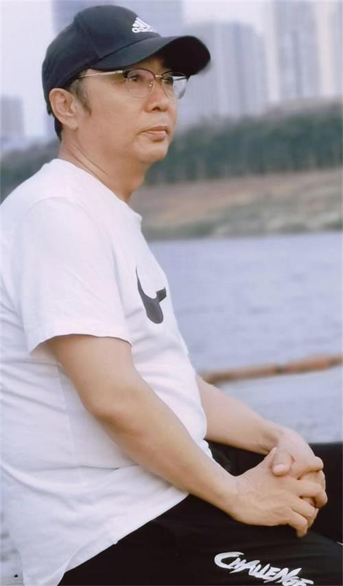 作家王新王新简介:王新,字东轩,号翰香居士,万卷书斋主.