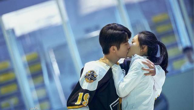 8分由黄晓明,尹正,佘诗曼领衔主演的《鬓边不是海棠红》于近日收官