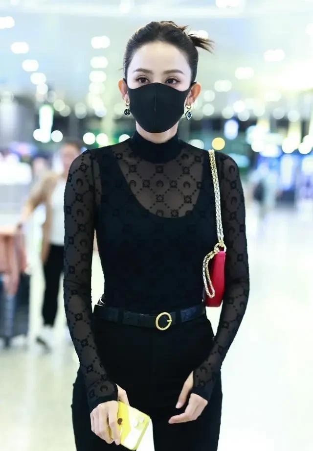 古力娜扎黑色背心 黑色薄纱上衣和黑色时尚裤展现s曲线,惊艳全场!