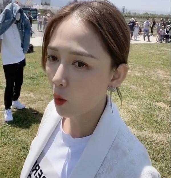 陈乔恩被传怀孕后首露面,发量变少疑似脱发,阳光下转圈心情好_网友