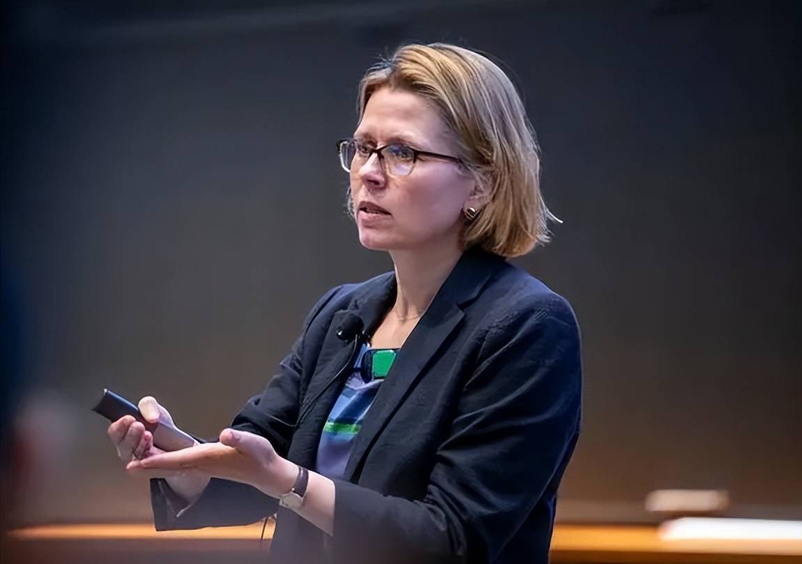 请老狼看守鸡窝,马克龙反对欧盟任命,冯德莱恩的"身份"暴露了_美国