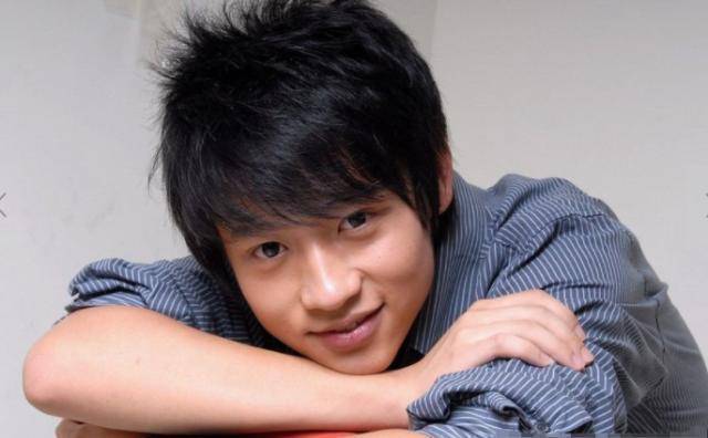 很多人第一次看到魏晨,是在2007年的《快乐男声》上面.