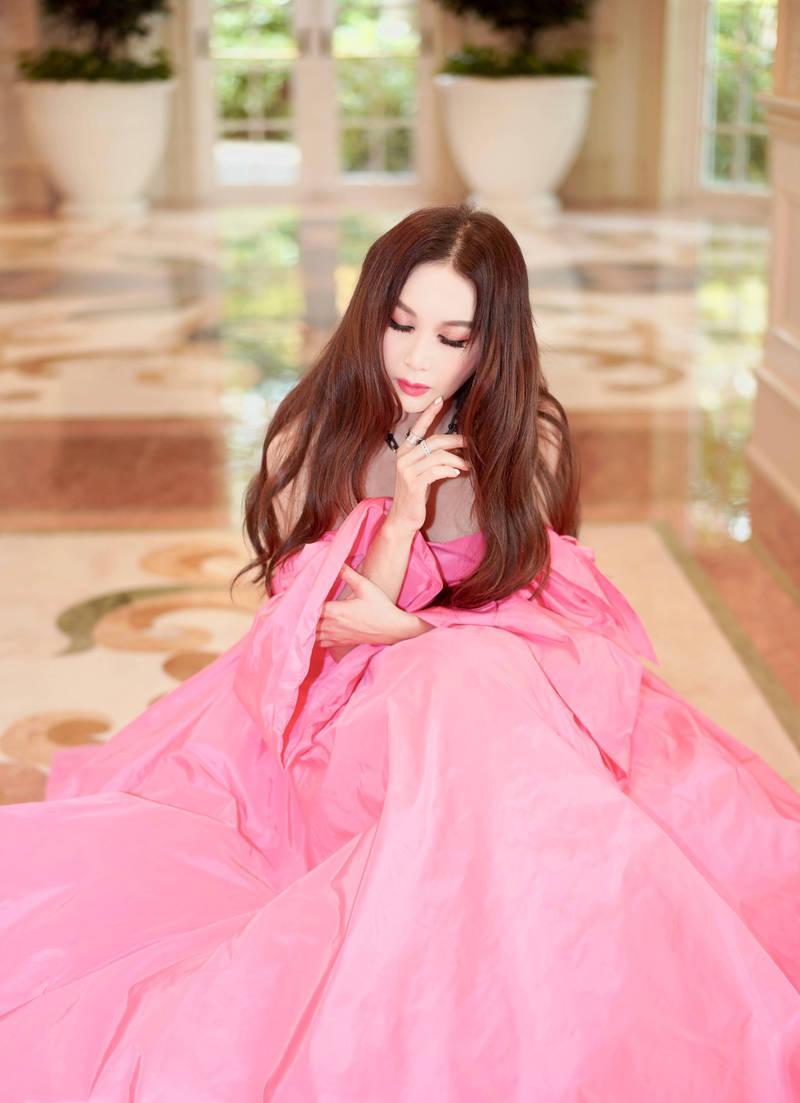 温碧霞穿粉裙撞上小青霞,没对比就没伤害,一个大妈,一个少女_粉色