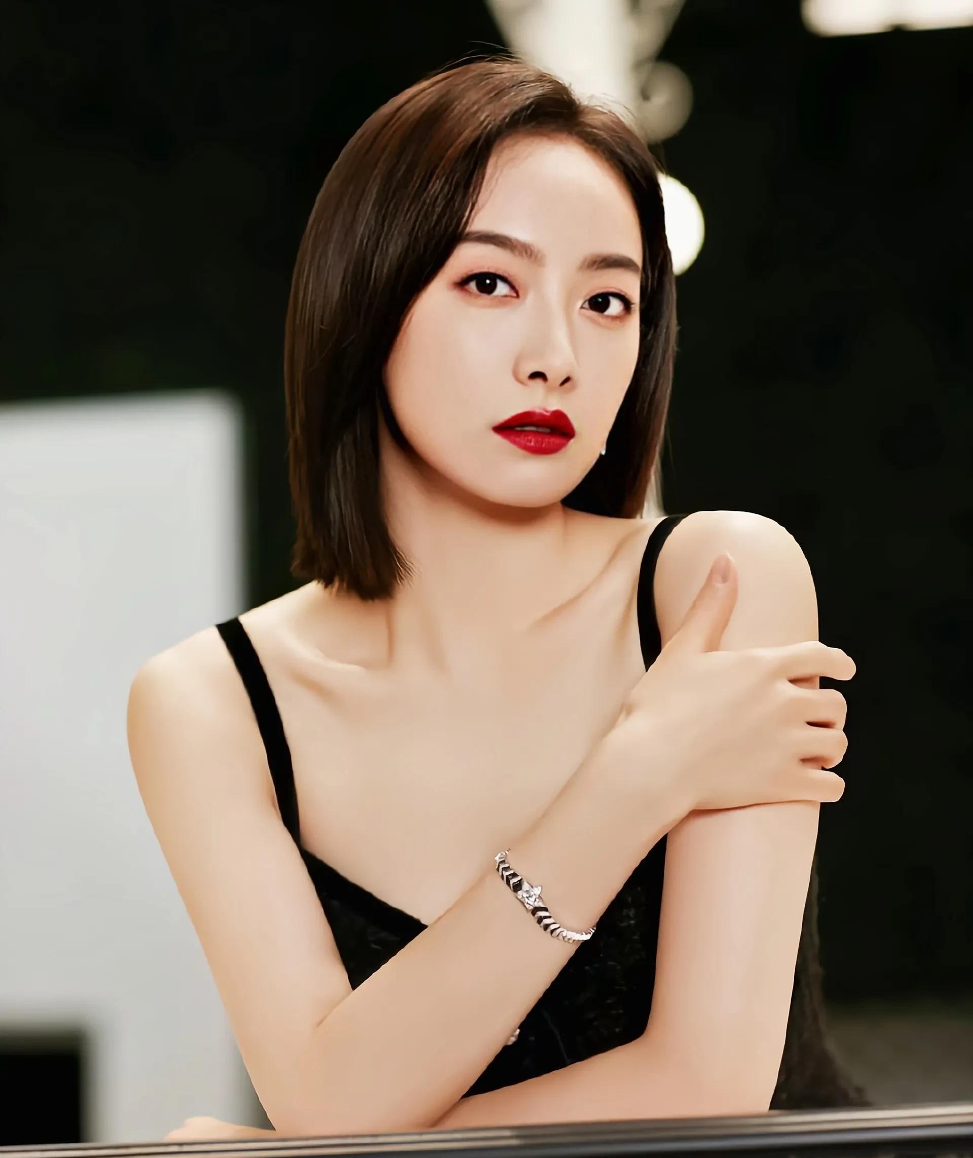 宋茜的黑色丝袜裙灵动又酷炫,充满了精彩与动人!_来自_图片_网络