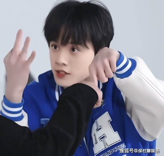 17岁tf成员左航被带走,紧捂胸口嘴唇发白呼吸困难,官方回应来了_时代