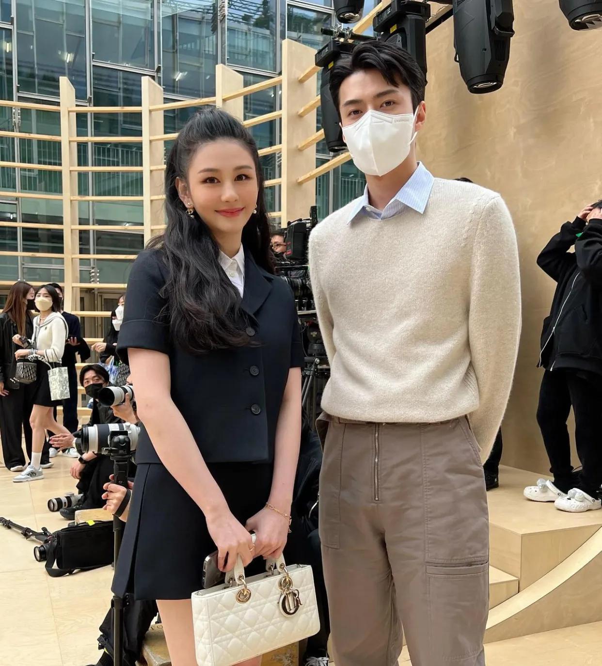 近来沈月亦不时于社交网贴出韩星合照,包括blackpink成员rosé,exo