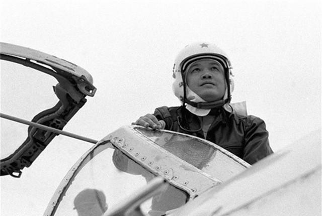 黄植诚:1981年驾驶战机起义,获得65万奖金,娶美女空姐为妻_许秋麟