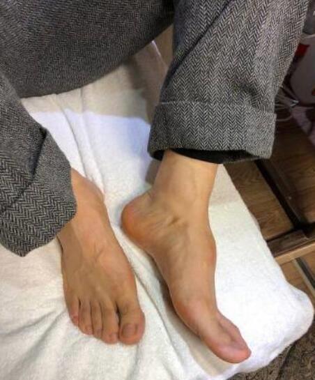 黄晓明晒脚背照,回应增高质疑,网友:可以穿我奶奶的老布鞋_压力_活动