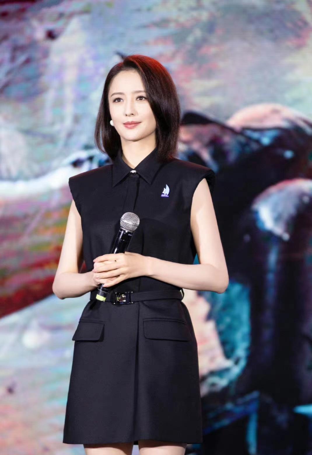 佟丽娅身穿黑色中山装出席浙江青年电影周活动,气氛真好