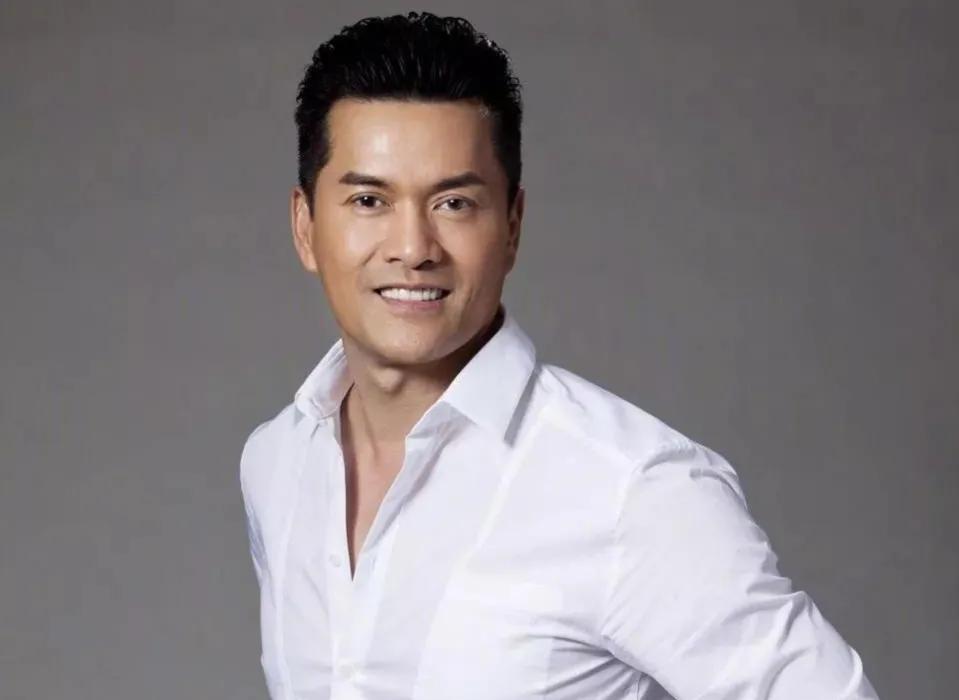 吕良伟:两段婚姻都是错误,3婚娶了小富婆57岁当爸才算收获幸福_生活