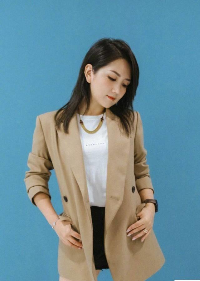 何洁最新近照暴瘦,一身短装腹部平坦秀纤细美腿,三胎后颜值回归_刁磊