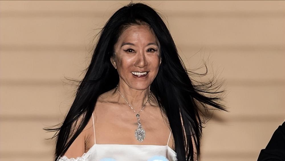 74岁王薇薇与帅哥十指紧扣看温网,穿鱼尾裙显嫩,少