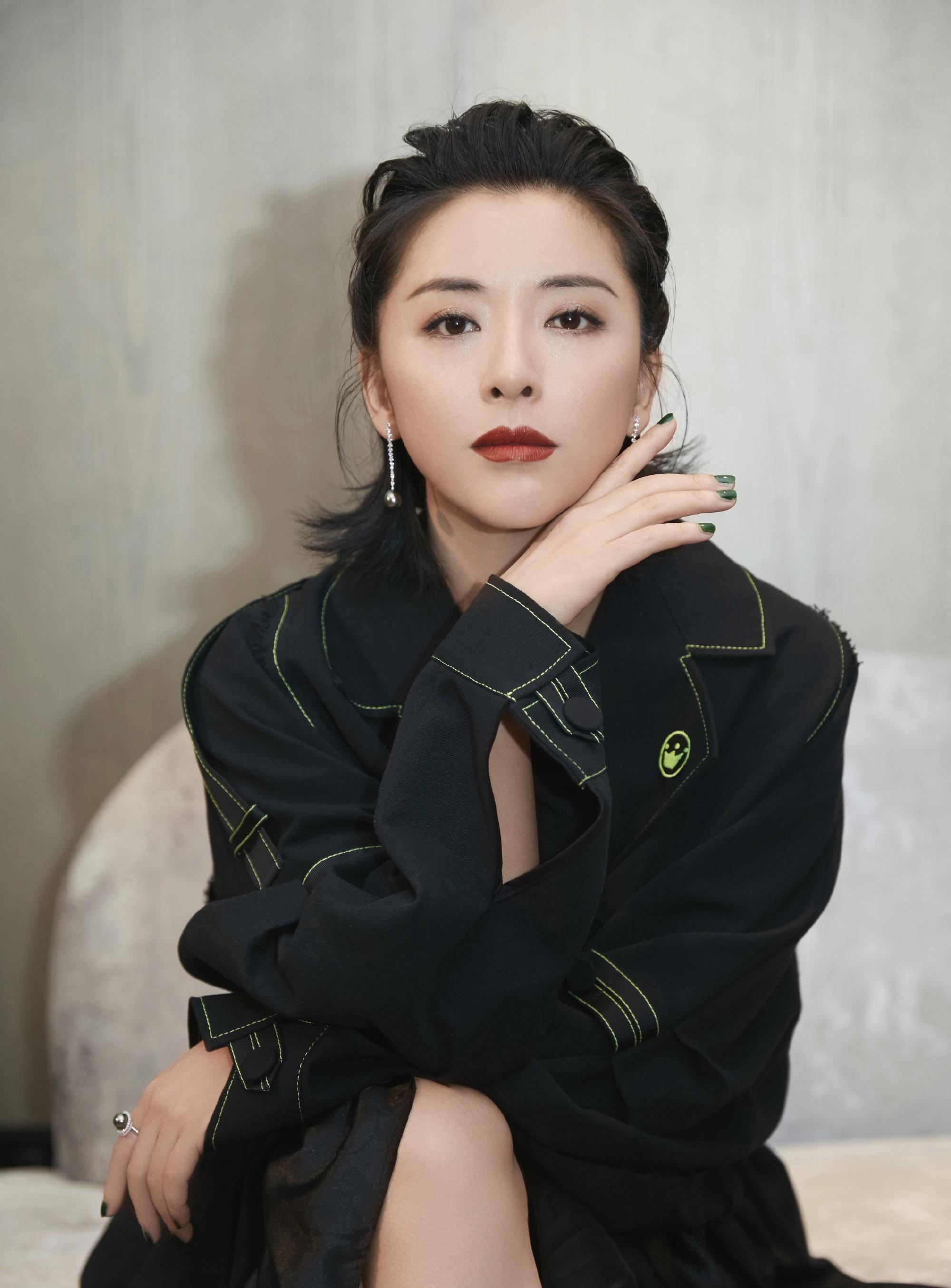 和黄渤多次合作被赞默契,今晒出全家福,御姐风和老公甜蜜_黄小蕾_黑色