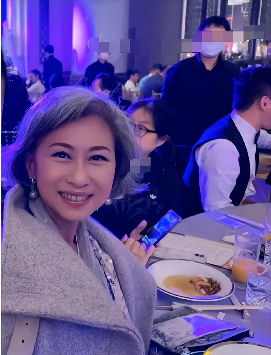 叶倩文满头白发出镜,素颜自然从容老去气质很优雅,但衰老也真!