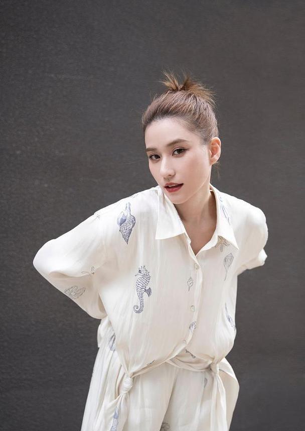 至少在学历这块儿,窦骁与何超莲差得不是一点半点.