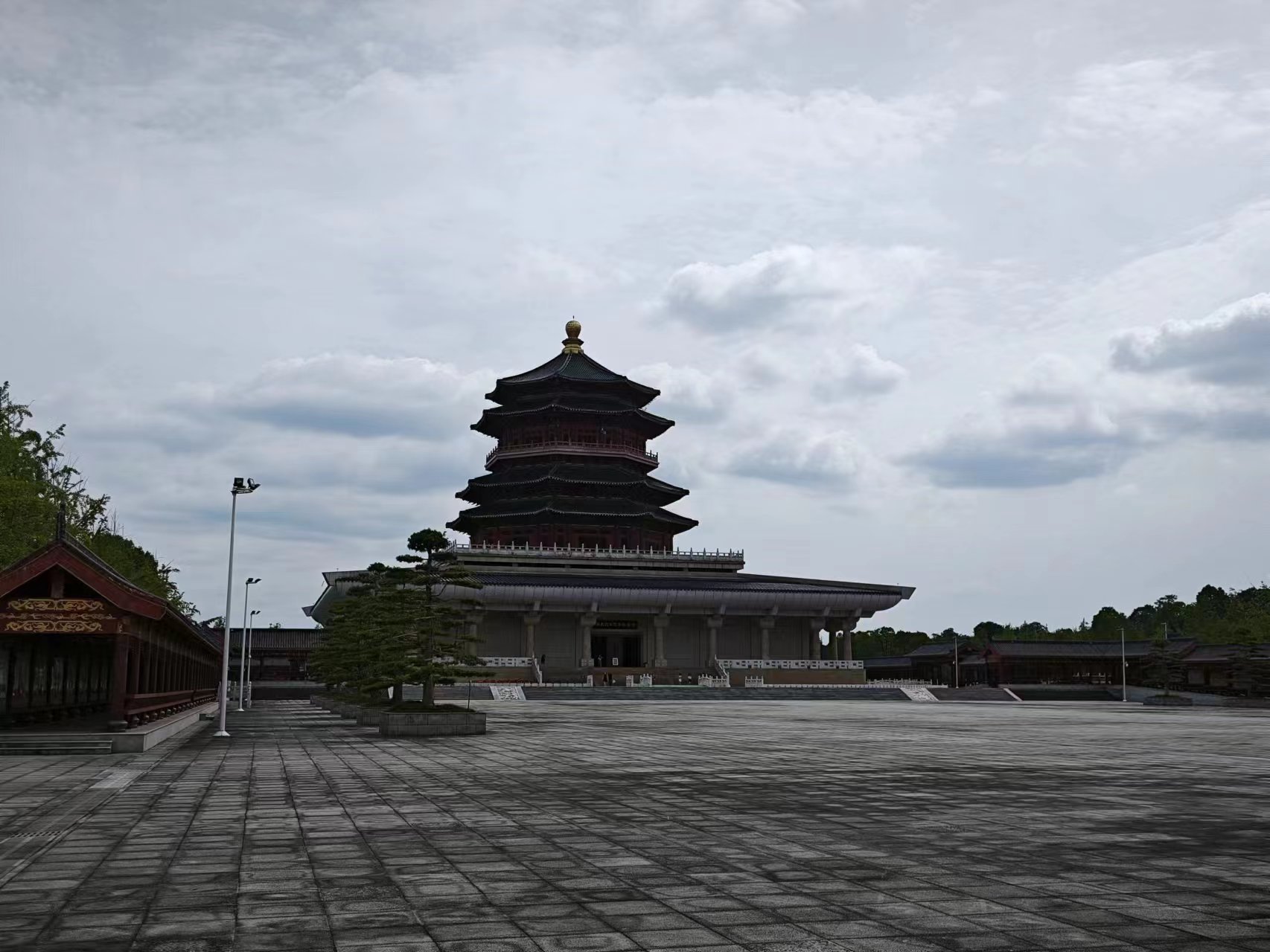 随着气温的升高,位于怀化市芷江县七里桥境内的芷江受降纪念馆吸引了