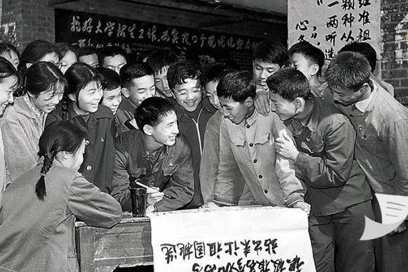 1977年为消除推荐制的不公，中国恢复高考，知识分子成功逆天改命_ 