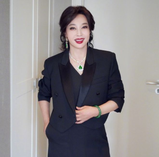 70岁还能引发网友的疯狂热议,刘晓庆确实是娱乐圈的凤毛麟角啊!