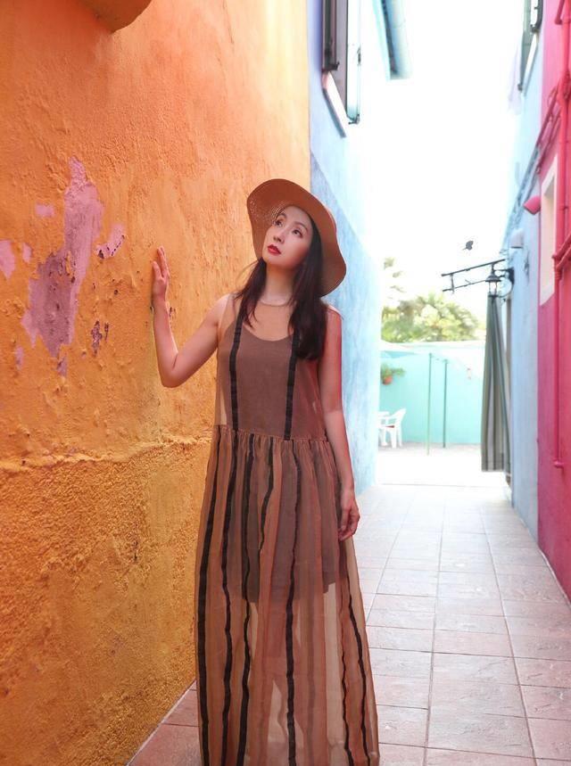 看陶虹穿搭,挺养眼,1972年的她都如此少女,咱还有偷懒的理由?