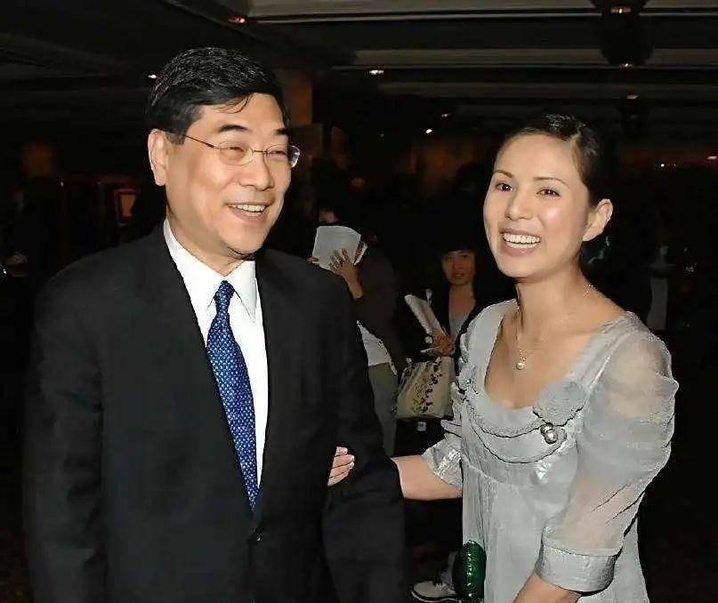 当红为爱息影惨遭抛弃,今近照瘦成纸片人马甲线吸晴_李若彤_男友_事业