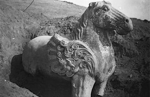 其实,除了著名的"马踏匈奴"之外,霍去病墓前还有怪人,怪兽吃羊,卧牛