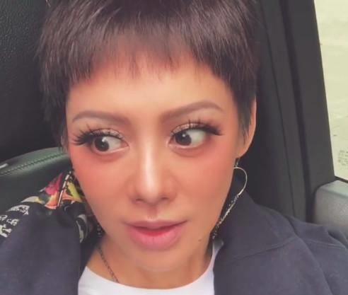 宁静假睫毛太长,竟能放6根棉签,自侃双眼皮有千层_长相_视频_机场