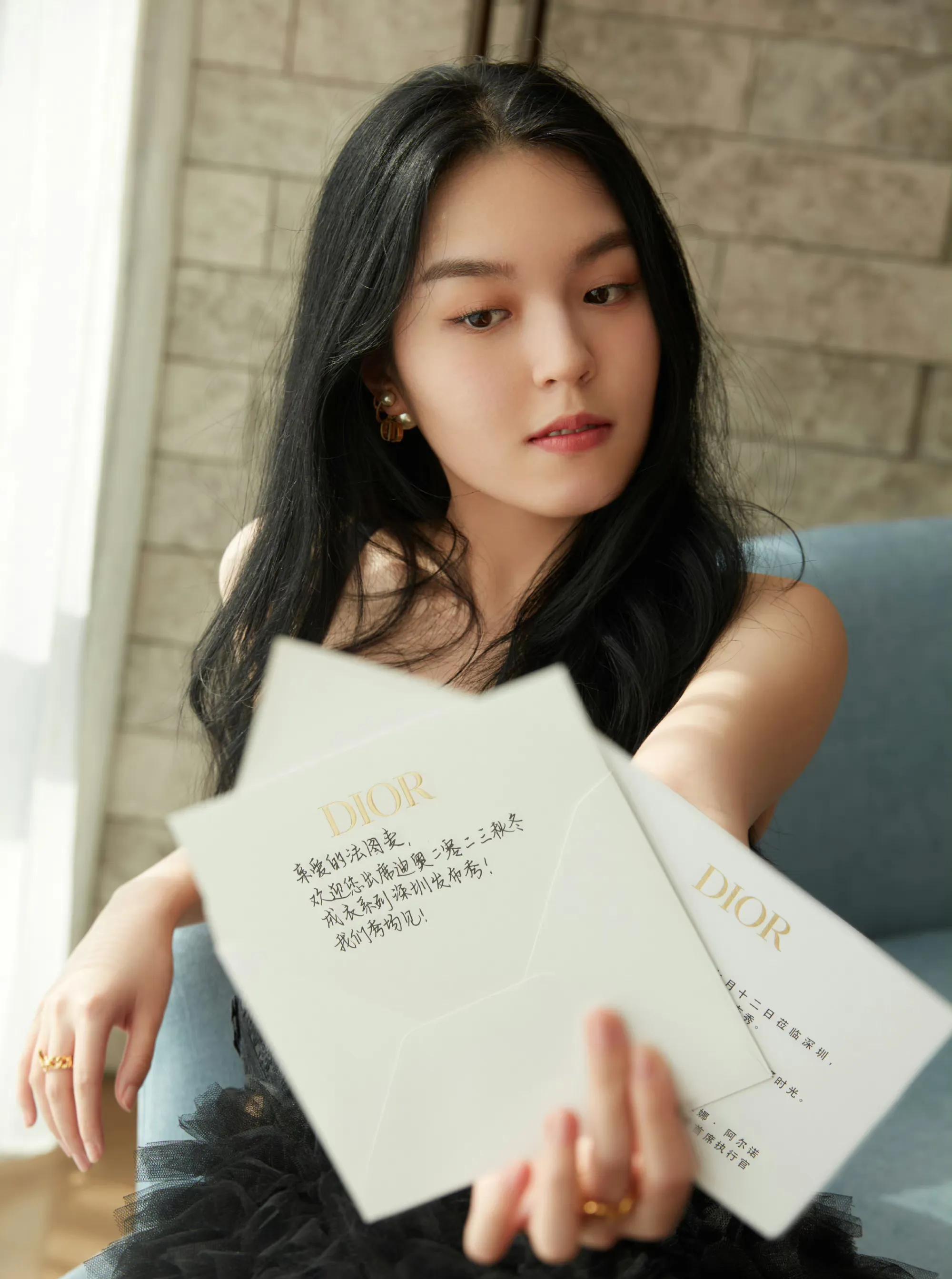 三天获高奢赏识,穿黑裙露背装大气成熟,生图惹争议_照片_迪奥_李庚希