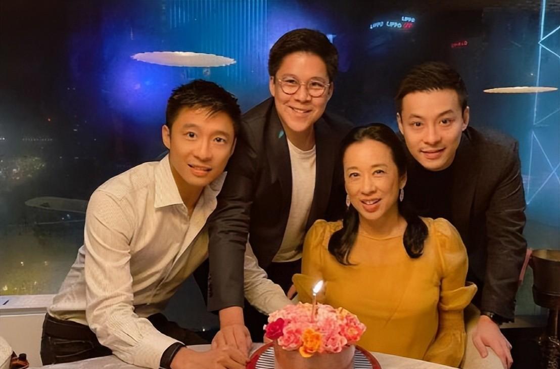 比如,在为婆婆朱玲玲庆祝生日时,他选择了一件简单朴素,亲切又低调的