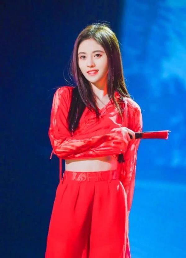 鞠婧祎身着红色系服饰端庄柔和清新别致彰显火热般的少女气质_小鞠