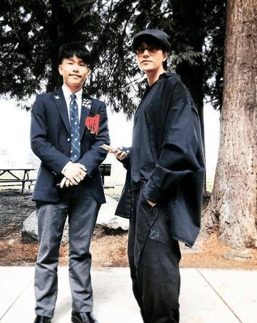 陈坤儿子晒出家庭聚餐照,疑似生母引热议,陈坤回应:假的真不了_照片