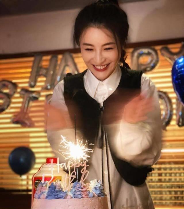 两人贴脸搂肩显得亲密,却未见女方老公_林夏薇_莫赞生_杨幂