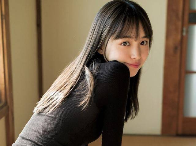 具体的趣味玩梗图就是假面骑士01中刃唯阿变身的女武神闪电黄蜂形态