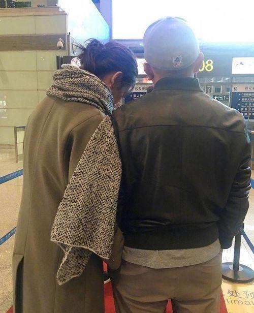 刘涛跟老公现身机场狂撒狗粮网友说她搂着一个小媳妇?_王珂_夫妻_围巾