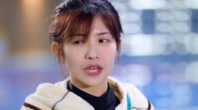 赖美云游泳后素颜亮相,看到她的清新泳装照,网友:杨超越输了_王丽坤