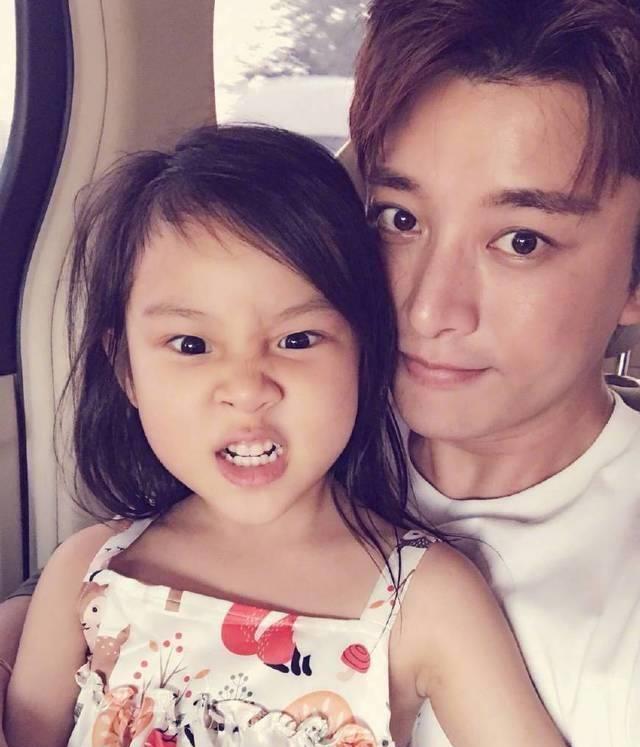 李小璐抱甜馨,摆出pgone招牌手势,晒诗疑表白:来生,相伴!