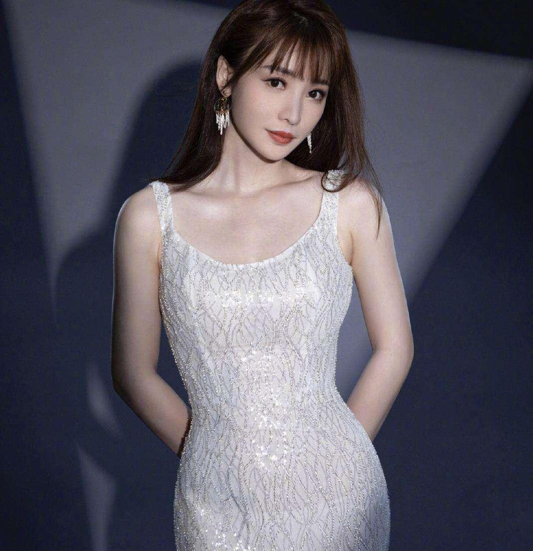 42岁柳岩疑转型当网红!