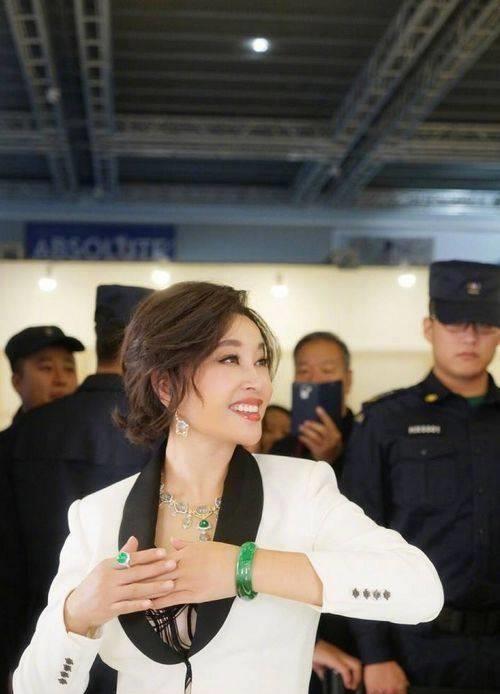 刘晓庆生日当天晒翡翠网友关注的是却是这件衣服!_活动_事业_武则天