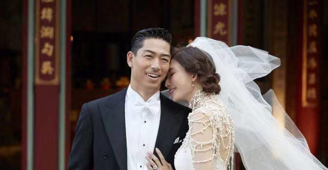 出席婚礼的有双方亲友,还有林健寰,寇乃馨,小s,陈怡蓉夫妇,袁弘和