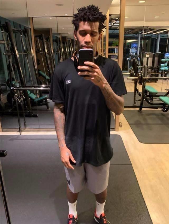 鲁能大闸吉尔日常操作秀肌肉,看不懂他胸前的图案寓意何在_后防_外援