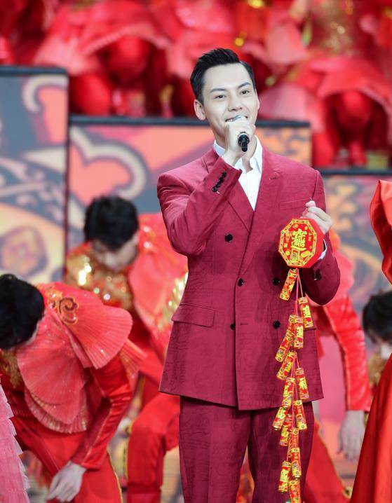 霍汶希带英皇艺人拜年,温碧霞发福认不出,阿娇淡妆出镜面色疲惫_陈伟