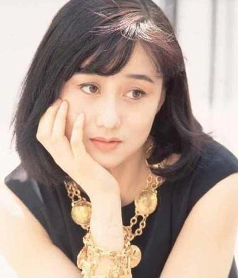 李连杰太太利智近照,56岁身材依然完美,现坐拥数亿资产定居国外_香港