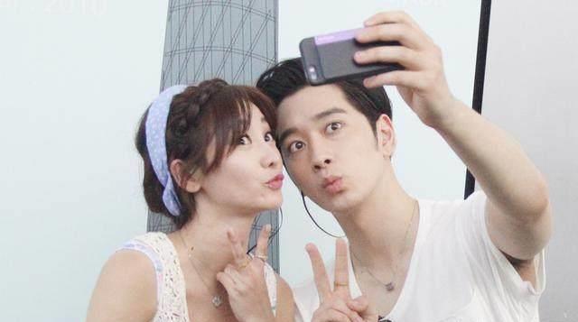 两人拍水下写真,柳岩胸门大开,但黄灿盛就是不看,全程盯着她的眼睛.