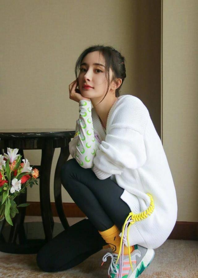 刘恺威机场甜蜜牵手新欢李晓峰,当年却让杨幂在机场小跑猛追