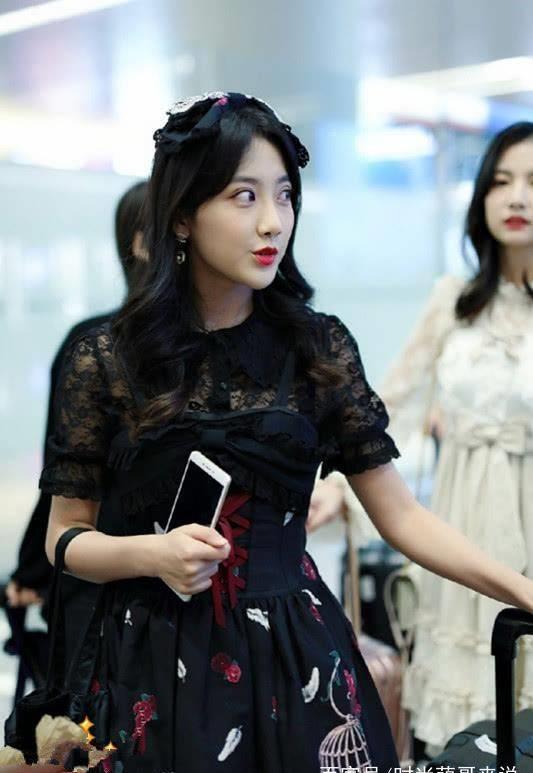 李艺彤这条裙子好抢镜,是在扮演童话里的公主吗?真可爱!