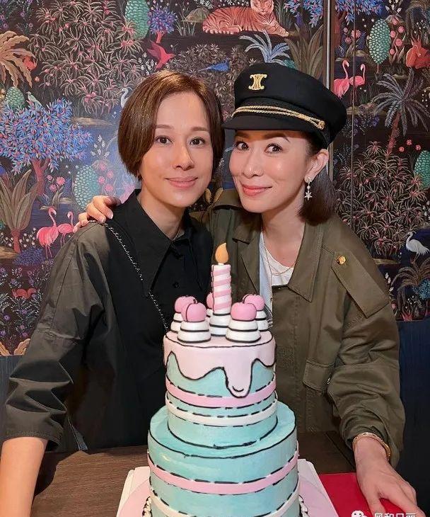 文颂娴47岁生日,好友佘诗曼陪着庆生,谁说娱乐圈没有真友情?