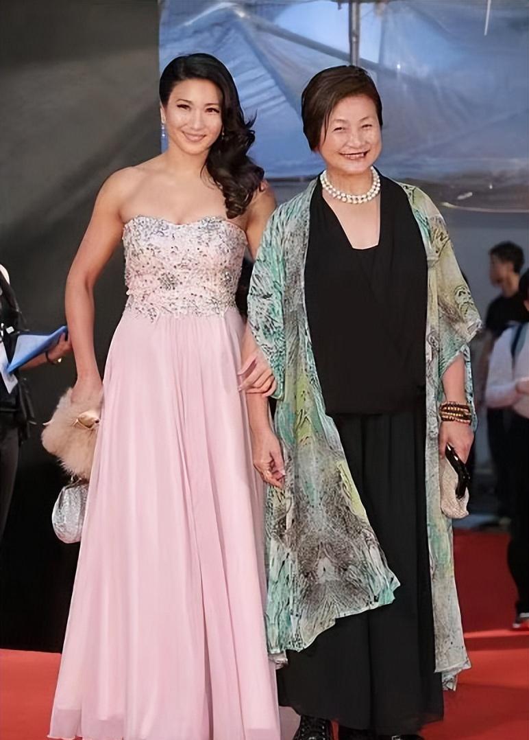 郑佩佩女儿的气质很好,形象完全不输老妈,可惜颜色完全不衬肤_造型