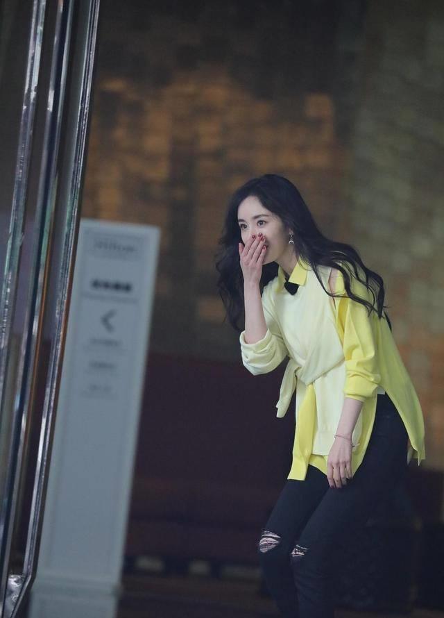 密室大逃脱路透图曝光,杨幂邓伦久违拥抱,郭麒麟黄明昊欢脱出场_画面
