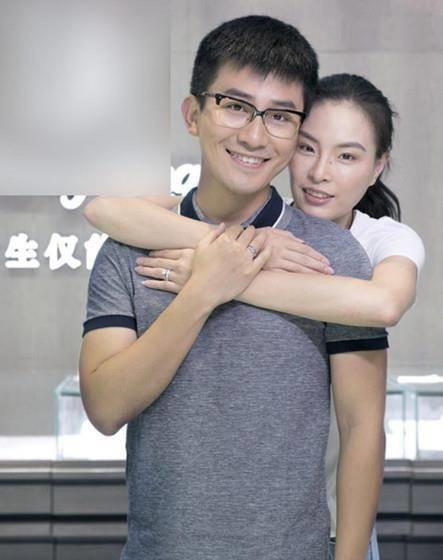 他们的亲朋好友都屡次暗示张效诚求婚吴敏霞,但是都被回绝了.